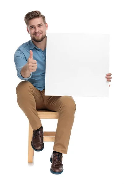 Homem casual feliz sorrindo e fazendo polegares para cima sinal — Fotografia de Stock