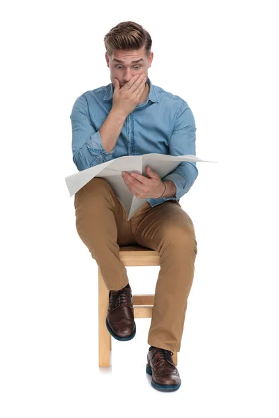 Shocked casual man covering mouth with hand — Stock Photo, Image