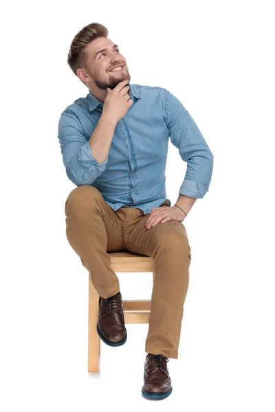 Homem casual feliz olhando para cima e sorrindo — Fotografia de Stock