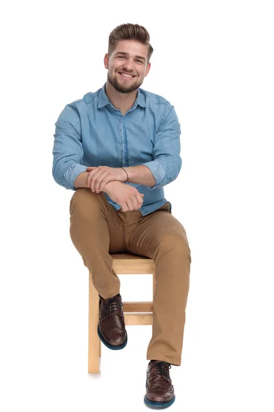 Smiling casual man wearing denim shirt and holding hands — Stok fotoğraf