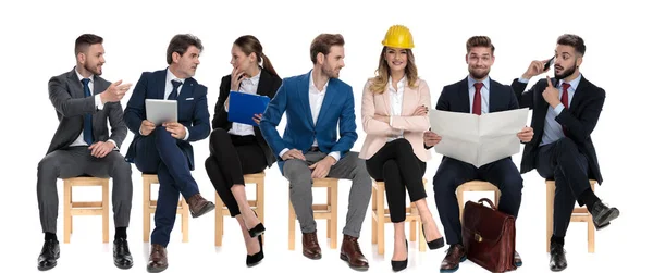 Equipe Empresários Felizes Conversando Uns Com Outros Segurando Prancheta Jornal — Fotografia de Stock