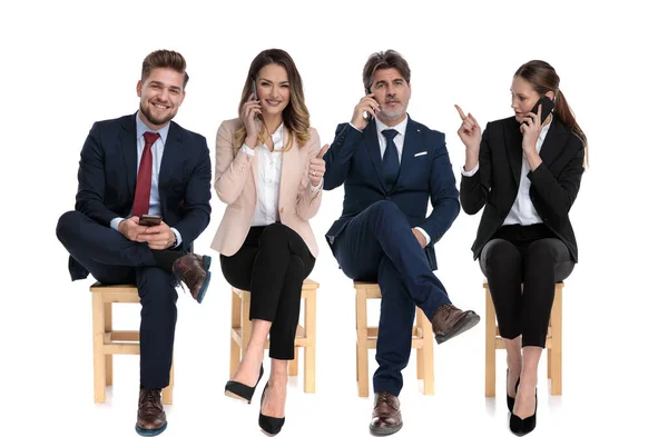 Zespół Biznesmenów Rozmawiających Piszących Telefonach Czekając Rozmowę Kwalifikacyjną Krzesłach Białym — Zdjęcie stockowe
