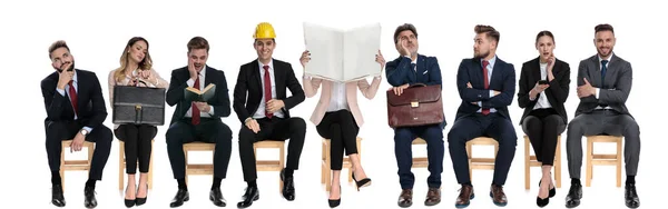 Team Von Geschäftsleuten Lesen Schreiben Und Denken Während Einige Eine — Stockfoto
