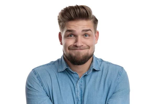 Casual Man Het Maken Van Een Grappig Gezicht Terwijl Het — Stockfoto