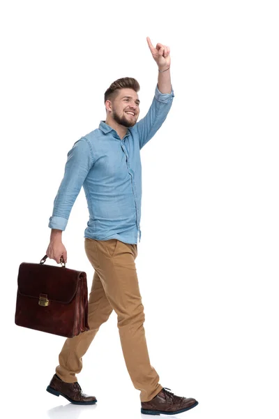 Feliz Hombre Casual Saludando Sonriendo Mientras Sostiene Maletín Pisando Fondo — Foto de Stock