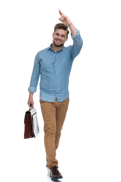 Щасливий Випадковий Чоловік Вітає Посміхається Тримаючи Портфель Наступаючи Білому Фоні — стокове фото