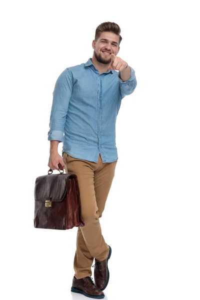 Щасливий Випадковий Чоловік Вказує Вперед Посміхаючись Тримаючи Портфель Стоячи Білому — стокове фото