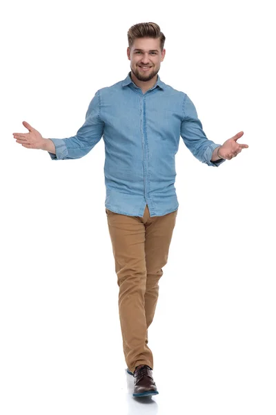 Hombre Casual Positivo Acogedor Sonriente Mientras Mueve Sobre Fondo Estudio — Foto de Stock