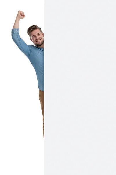 Счастливый Случайный Человек Празднует Пустым Рекламным Щитом Стоя Белом Фоне — стоковое фото