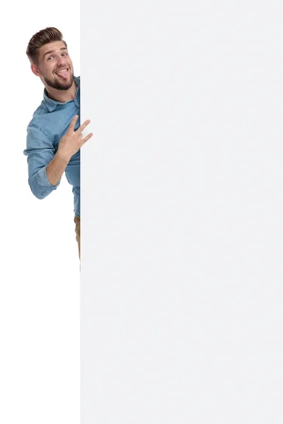 Випадковий Чоловік Робить Смішне Обличчя Підписує Порожнім Рекламним Щитом Стоячи — стокове фото