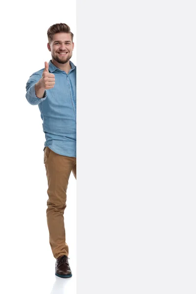 Позитивный Случайный Человек Показывающий Большой Палец Улыбающийся Пустым Рекламным Щитом — стоковое фото