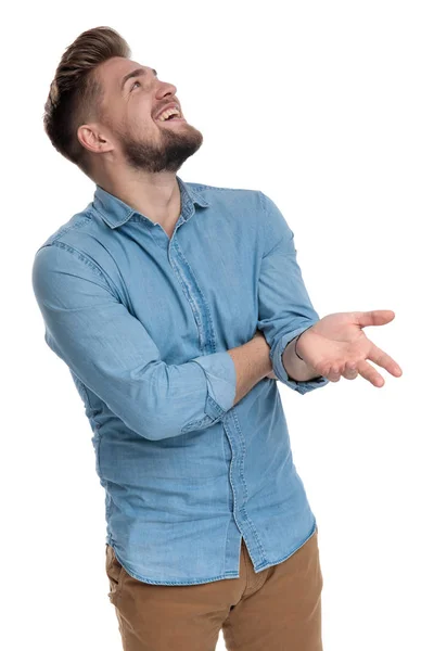 Feliz Homem Casual Rindo Falando Enquanto Olha Para Cima Enquanto — Fotografia de Stock