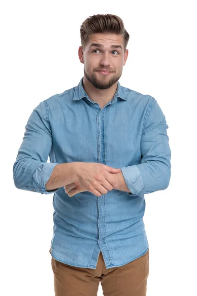 Pozitivní Ležérní Muž Dívá Pryč Zatímco Nosí Košili Stojí Bílém — Stock fotografie