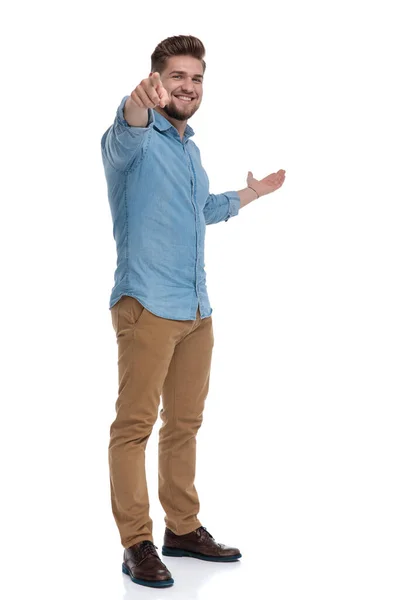 Feliz Hombre Casual Señalando Presentando Sonriendo Mientras Está Pie Sobre — Foto de Stock