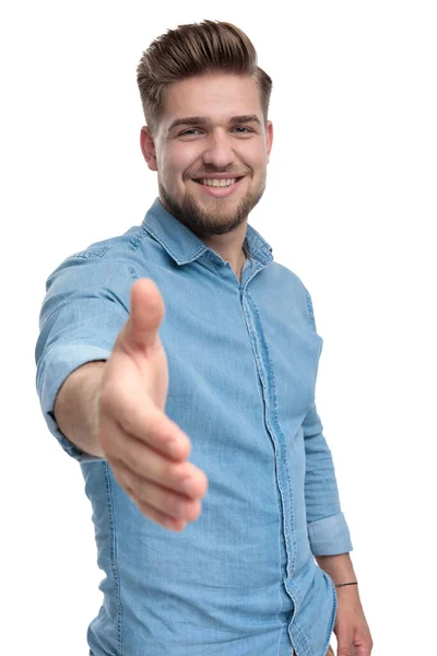 Positivo Homem Casual Sorrindo Chegando Aperto Mão Sobre Fundo Estúdio — Fotografia de Stock