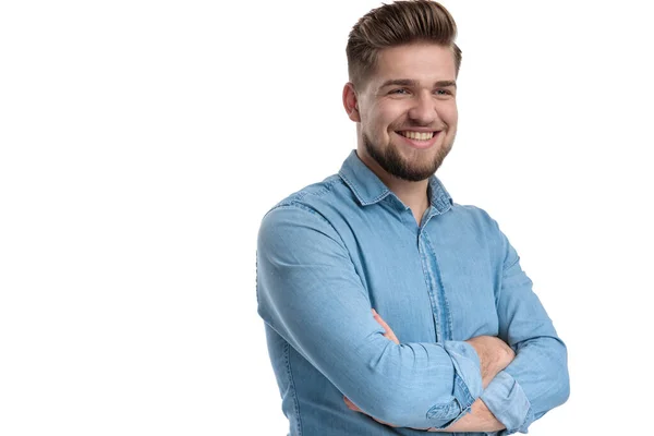 Alegre Homem Casual Sorrindo Segurando Mãos Dobradas Seu Peito Fundo — Fotografia de Stock