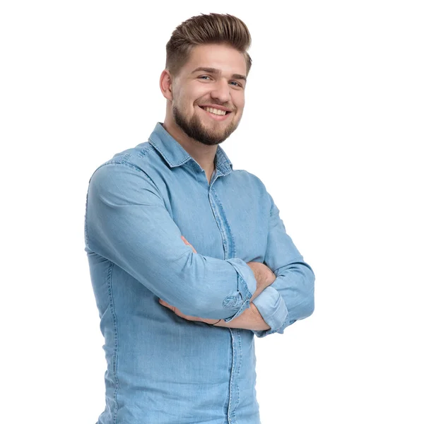 Positivo Casual Homem Segurando Sua Mão Cruzada Sorrindo Sobre Fundo — Fotografia de Stock