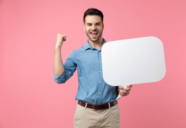 Hevesli adam konuşma balonunu tutuyor ve kutluyor, yumruğunu havaya kaldırıyor ve pembe arka planda çığlık atıyor.