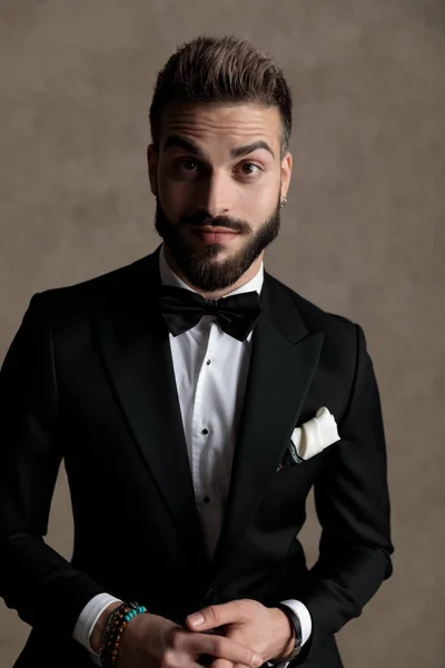 Esposo Ansioso Curiosamente Olhando Para Frente Enquanto Vestindo Smoking Sentado — Fotografia de Stock