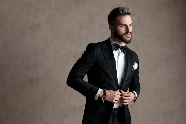 Determined Groom Unbuttoning His Jacket While Wearing Tuxedo Standing Wallpaper — Stock Photo, Image