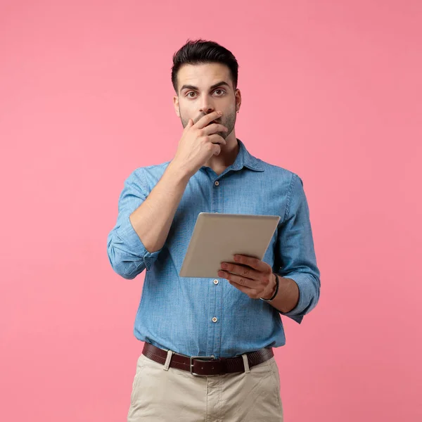 Geschokt Casual Guy Holding Tabblad Het Bedekken Van Mond Met — Stockfoto