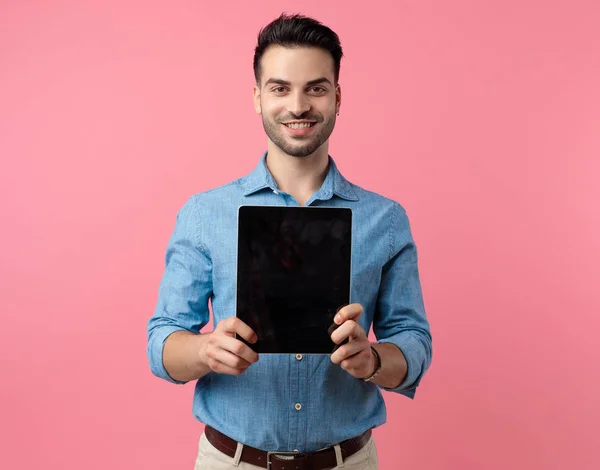 Glad Ung Avslappnad Kille Ler Och Presentera Fliken Står Rosa — Stockfoto