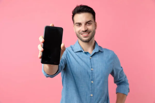 Young Casual Guy Smiling Showing Black Empty Screen Standing Pink — Stock Photo, Image