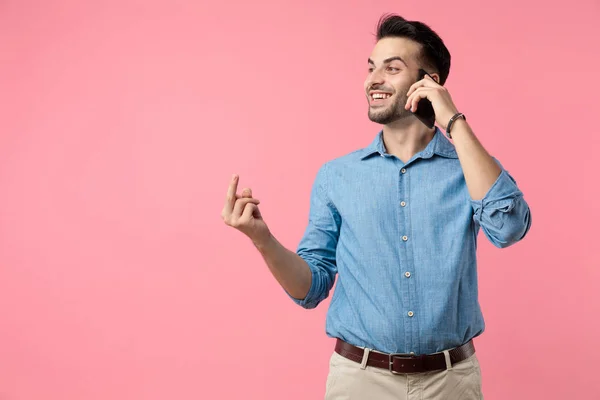 Jovem Casual Cara Falando Telefone Olhando Para Lado Mostrando Dedo — Fotografia de Stock