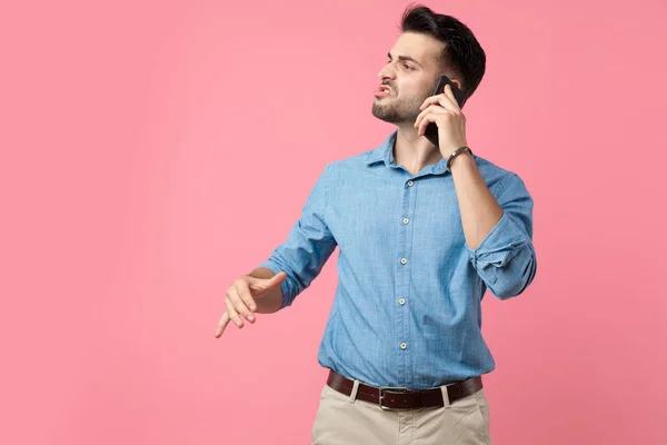 Mad Casual Guy Arguing Talking Phone Looking Side Standing Pink — Stock Photo, Image