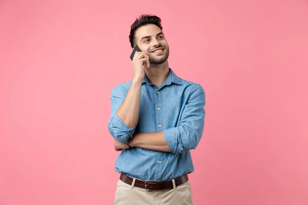 Jovem Feliz Sorrindo Falando Telefone Olhando Para Lado Fundo Rosa — Fotografia de Stock