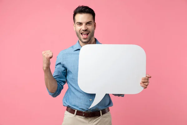 Jeune Homme Décontracté Tenant Bulle Discours Célébrant Victoire Debout Sur — Photo