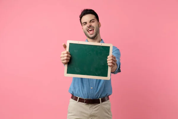 Glad Ung Kille Skriker Och Visar Svarta Tavlan Står Rosa — Stockfoto