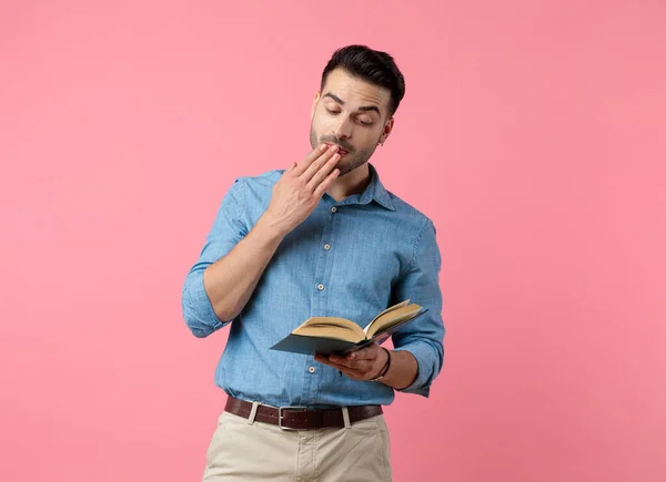 Genç Sıradan Bir Adam Kitap Sayfalarını Çevirmek Için Parmaklarını Islatıyor — Stok fotoğraf