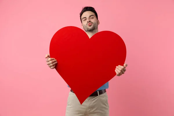 Jovem Feliz Segurando Grande Coração Vermelho Enviando Beijo Fundo Rosa — Fotografia de Stock