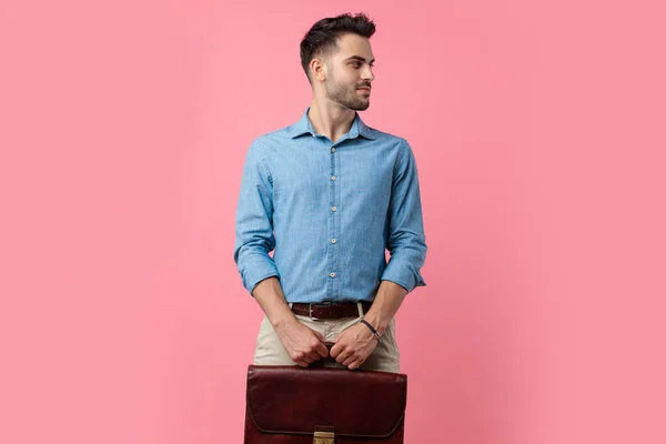 Seksi Genç Adam Bavulu Tutuyor Yan Bakıyor Pembe Arka Planda — Stok fotoğraf