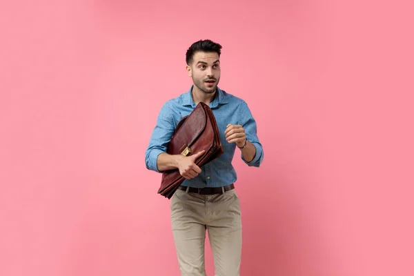 Kot Gömlekli Genç Adam Yukarı Bakıyor Pembe Arka Planda Bavulu — Stok fotoğraf