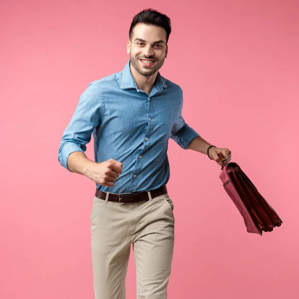 Jovem Feliz Sorrindo Segurando Mala Andando Sobre Fundo Rosa — Fotografia de Stock