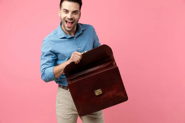 Eccitato Giovane Uomo Ridendo Aprendo Valigia Sfondo Rosa — Foto Stock