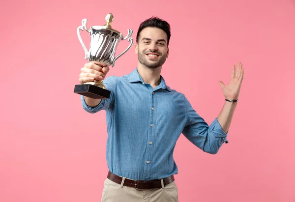 Giovane Ragazzo Felice Sorridente Possesso Trofeo Celebrando Vittoria Sfondo Rosa — Foto Stock