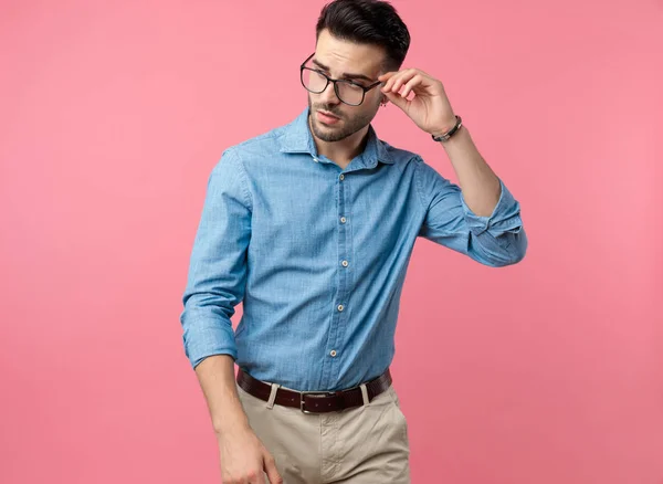 Sexy Joven Camisa Mezclilla Ajustando Gafas Mirando Lado Sobre Fondo — Foto de Stock