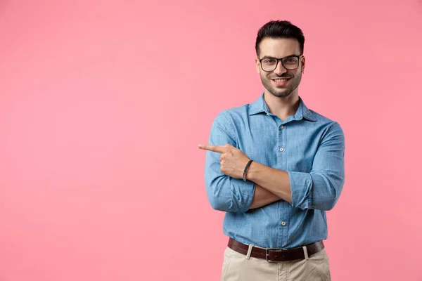 Gelukkig Jong Guy Wijzend Vinger Naar Kant Glimlachen Roze Achtergrond — Stockfoto