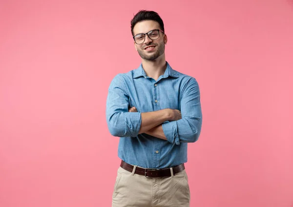 Gelukkig Jongeman Glimlachen Kruisen Armen Staan Roze Achtergrond — Stockfoto