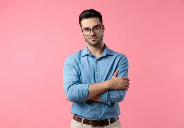 Sexy Giovane Ragazzo Indossa Occhiali Braccia Incrociate Piedi Sfondo Rosa — Foto Stock