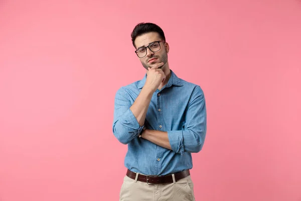 Sexy Jonge Man Houden Hand Naar Kin Denken Staan Roze — Stockfoto