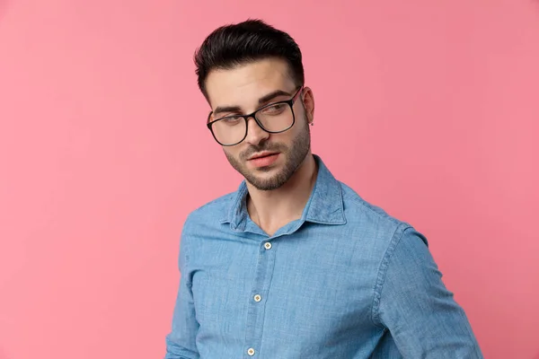 Sexy Mode Typ Mit Brille Und Blick Zur Seite Auf — Stockfoto