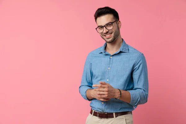 Gelukkig Jong Guy Glimlachen Aanraken Handen Roze Achtergrond — Stockfoto