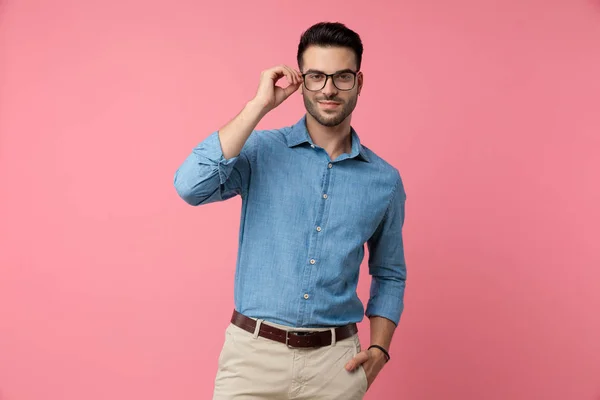 Joven Feliz Ajustando Gafas Sonriendo Pie Sobre Fondo Rosa — Foto de Stock