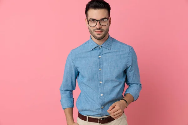 Felice Giovane Modello Camicia Jeans Che Tiene Mano Una Posa — Foto Stock