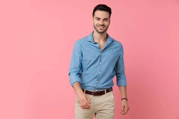 Gelukkig Jongeman Denim Shirt Glimlachen Lopen Roze Achtergrond — Stockfoto