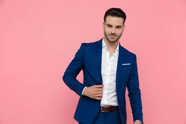 Çekici Adamı Gülümseyip Ceketini Düzeltirken Mavi Takım Giyer Pembe Stüdyo — Stok fotoğraf